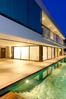 Η πισίνα είναι μεγάλη