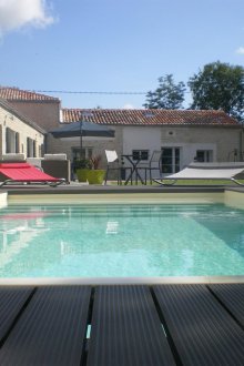 Πισίνα δίπλα στο σπίτι