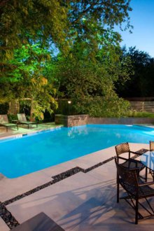 Πισίνα στην αυλή του σπιτιού