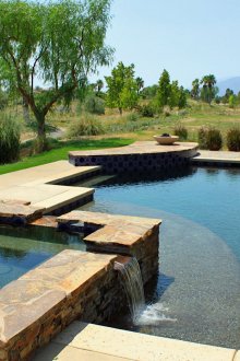 Πισίνα με τζακούζι