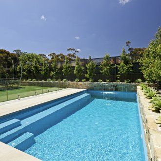 Πισίνα με πέτρινες πλευρές