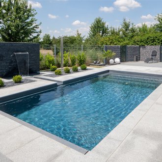 Η πισίνα είναι ορθογώνια