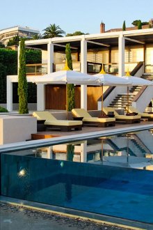 Πισίνα με πλευρές από γυαλί