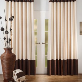 Μπράουν-μπεζ κουρτίνες στα τζάμια στο εσωτερικό του καθιστικού