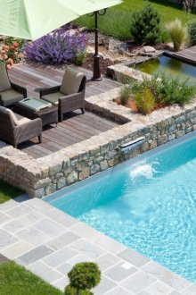 Πισίνα με καταρράκτη