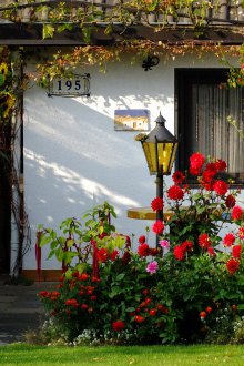 Λουλούδι κρεβάτι μπροστά από το σπίτι