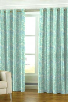 Φωτεινά τιρκουάζ κουρτίνες στα τζάμια στο δωμάτιο