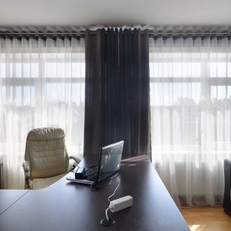 Μαύρες κουρτίνες στα περιγράμματα και λευκό τούλι στη μελέτη