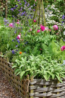 Ανθοπωλείο με ψάθινες πλευρές στη χώρα