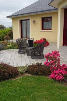 Λουλούδι σε μια καλοκαιρινή βεράντα