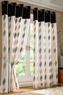 Καφέ-κρέμα κουρτίνες στα τμηματικά στο εσωτερικό