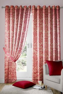 Κόκκινες-χρυσές κουρτίνες στο εσωτερικό