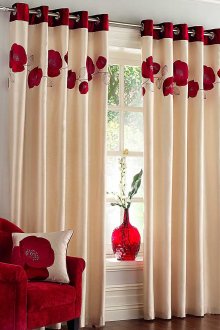 Μπεζ και κόκκινες σατέν κουρτίνες στο σαλόνι