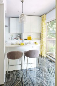 Κουζίνα 7 τ.μ. με γαλλικό παράθυρο