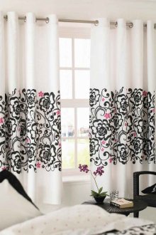 Λευκές κουρτίνες σε ροδέλες με μαύρο και ροζ χρώμα