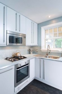 Κουζίνα 7 τ.μ. με μεταλλικά πλακάκια