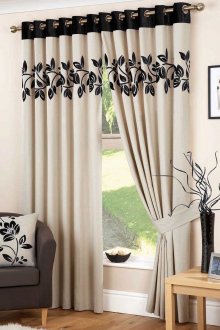 Μαύρες και κρέμες κουρτίνες στο σαλόνι