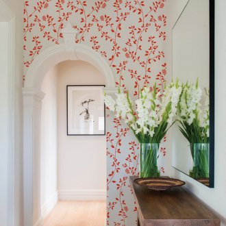 Ταπετσαρία με κόκκινο floral μοτίβο