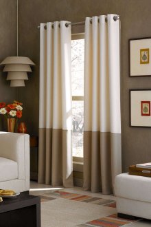 Μπεζ και κουρτίνες συσκότισης σε βαλίτσες στο σαλόνι