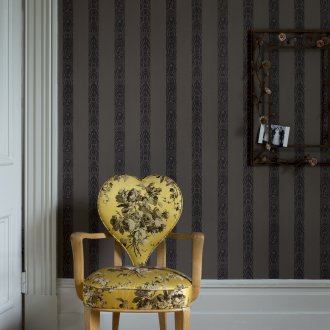 Μαύρη ριγωτή ταπετσαρία