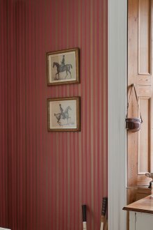 Ριγέ ταπετσαρία στο σπίτι