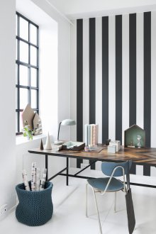 Ριγέ ταπετσαρία στο γραφείο
