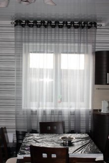 Διαφανείς γκρίζες κουρτίνες στα κουζινέτα της κουζίνας