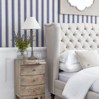 Ριγέ ταπετσαρία στο υπνοδωμάτιο