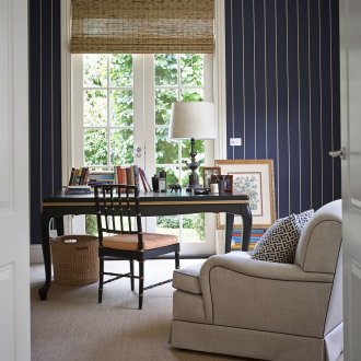 Σκούρο ριγέ ταπετσαρία στο εσωτερικό