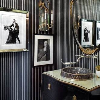 Ριγέ ταπετσαρία στο μπάνιο