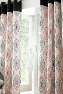 Μαύρες και λευκές κουρτίνες σε ροζέτες με κόκκινη και μαύρη εκτύπωση