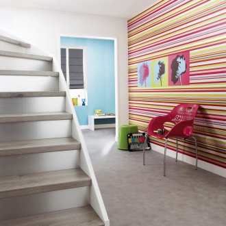 Φωτεινή ριγέ ταπετσαρία