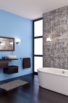 Ζωγραφίζοντας τους τοίχους στο μπάνιο με μπλε χρώμα