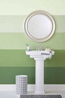 Ριγέ βαμμένο τοίχο στο μπάνιο