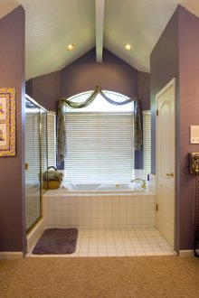 Βαμμένοι τοίχοι στο μπάνιο σε στυλ provence