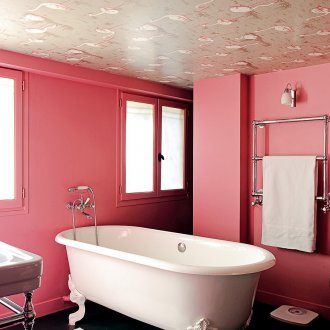 Ζωγραφίζοντας τους τοίχους στο μπάνιο σε ροζ χρώμα