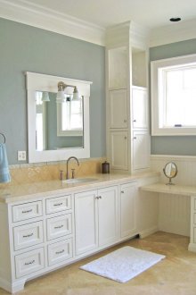 Φωτεινή βαφή στον τοίχο του μπάνιου