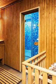 Εσωτερικό της σάουνας με θερμάστρα