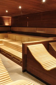 Εσωτερικό του μπάνιου με ξαπλώστρα