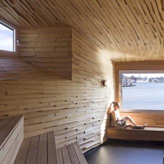 Εσωτερικό λουτρό με παράθυρο