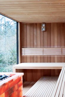 Εσωτερικό του λουτρού με πανοραμικό παράθυρο