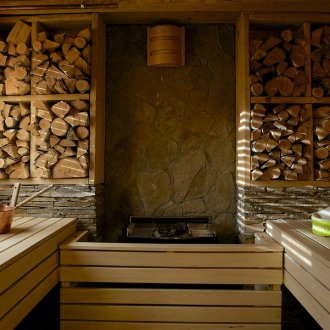 Εσωτερικό λουτρό με ράφια