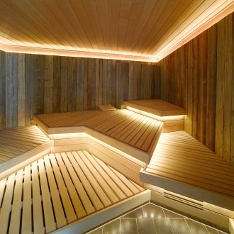 Ράφια ασυνήθιστου σχήματος στο μπάνιο