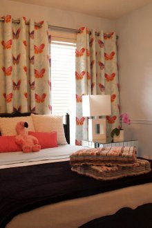 Συνδυασμός περσίδων και κουρτινών στα περιβραχιόνια στην κρεβατοκάμαρα