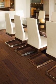 Καφέ γυαλιστερά έπιπλα