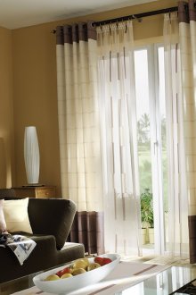 Ο συνδυασμός του τούλι και κουρτίνες συσκότισης στους διαδρόμους στο σαλόνι