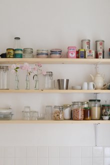 Κουζίνα με ξύλινα ράφια