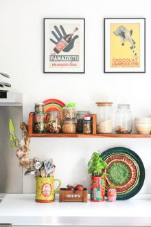 Ράφια στο εσωτερικό της κουζίνας