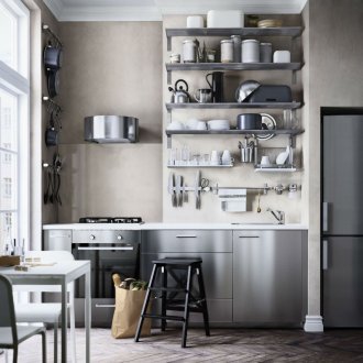 Κουζίνα με μεταλλικά ράφια