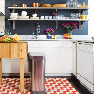 Μοντέρνα κουζίνα με ράφια